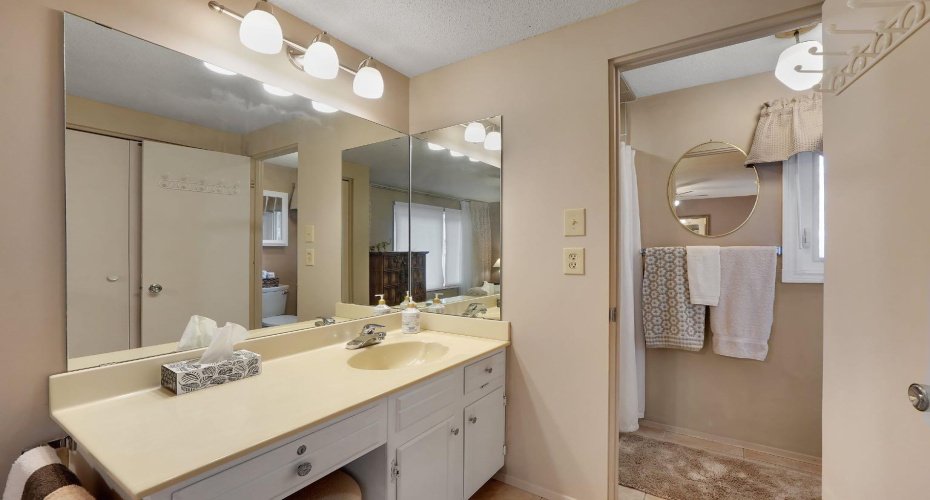 Master Ensuite Dressing Area