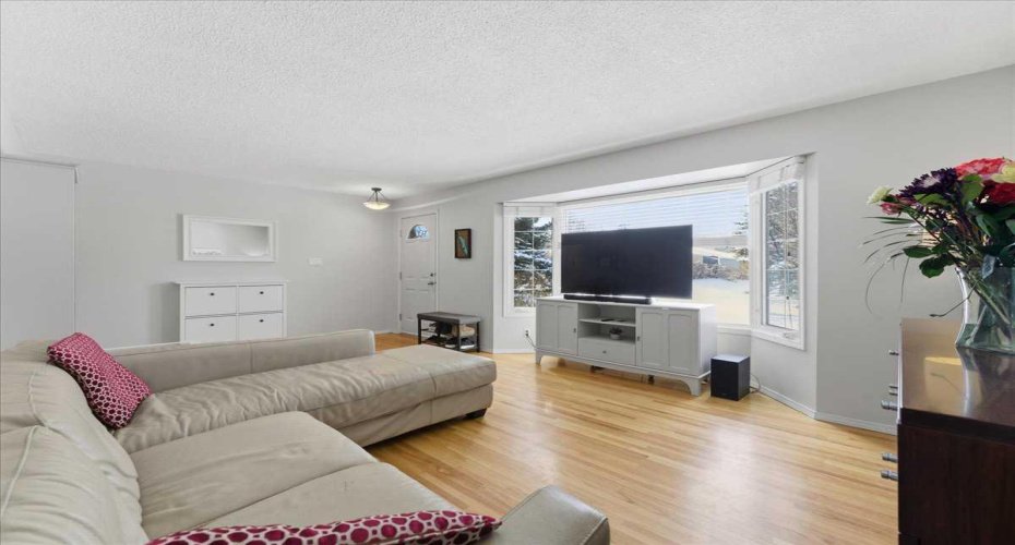 140 Waterloo Drive, Calgary, Alberta T3C 3G3, 5 Bedrooms Bedrooms, ,2 BathroomsBathrooms,Residential,For Sale,Waterloo,A2297794