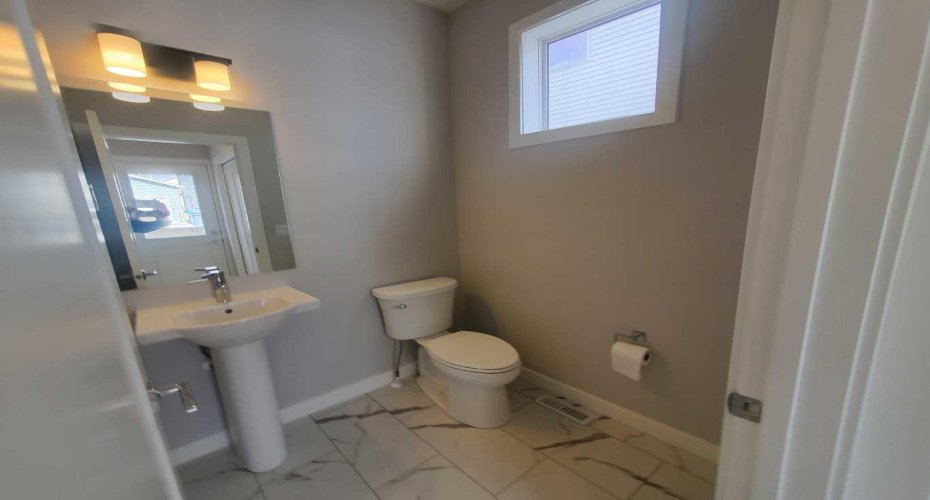 1045 West Lakeview Drive, Chestermere, Alberta T1X2T2, 3 Bedrooms Bedrooms, ,3 BathroomsBathrooms,Residential,For Sale,West Lakeview,A2298127