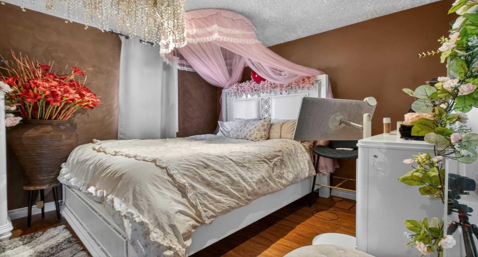 44 Applecroft Road, Calgary, Alberta T2A 7J3, 3 Bedrooms Bedrooms, ,2 BathroomsBathrooms,Residential,For Sale,Applecroft,A2299033