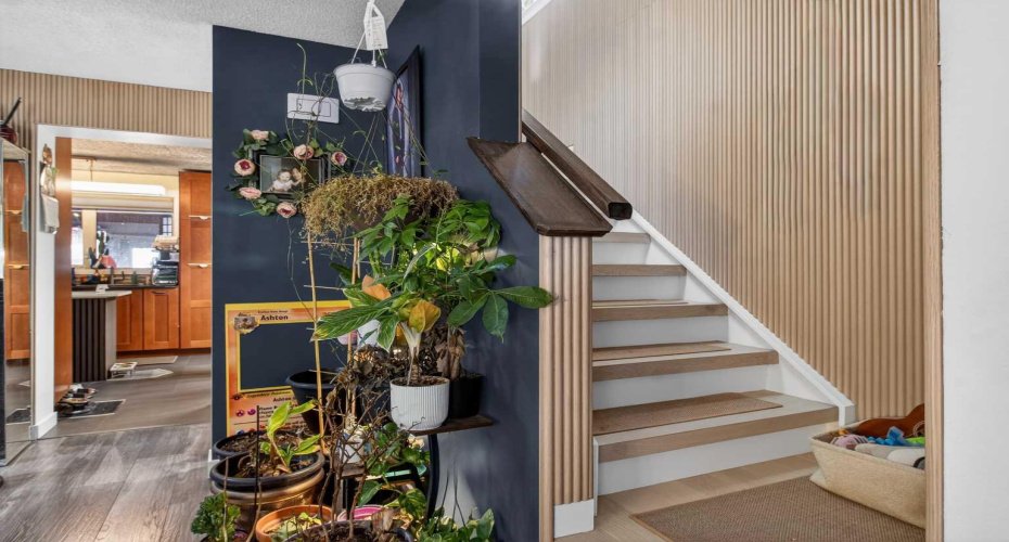 44 Applecroft Road, Calgary, Alberta T2A 7J3, 3 Bedrooms Bedrooms, ,2 BathroomsBathrooms,Residential,For Sale,Applecroft,A2299033