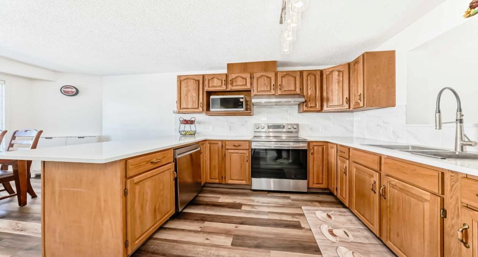 35 Kingsland Villas, Calgary, Alberta T2V 5J9, 3 Bedrooms Bedrooms, ,3 BathroomsBathrooms,Residential,For Sale,Kingsland,A2297300