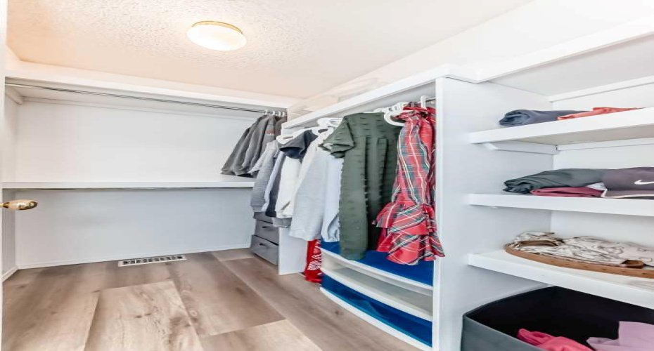 35 Kingsland Villas, Calgary, Alberta T2V 5J9, 3 Bedrooms Bedrooms, ,3 BathroomsBathrooms,Residential,For Sale,Kingsland,A2297300