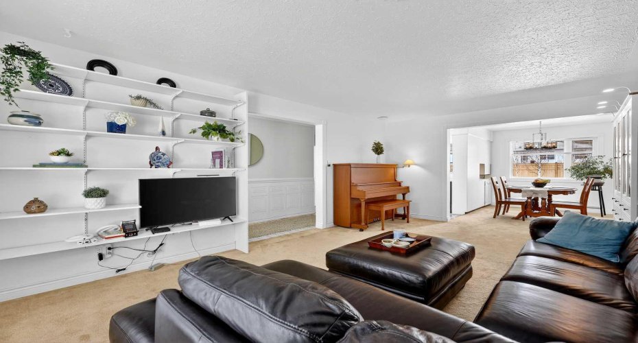 33 Warwick Drive, Calgary, Alberta T3C 2R5, 6 Bedrooms Bedrooms, ,3 BathroomsBathrooms,Residential,For Sale,Warwick,A2297421