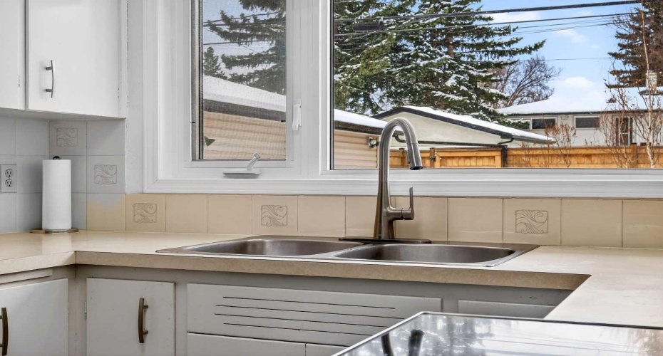 33 Warwick Drive, Calgary, Alberta T3C 2R5, 6 Bedrooms Bedrooms, ,3 BathroomsBathrooms,Residential,For Sale,Warwick,A2297421