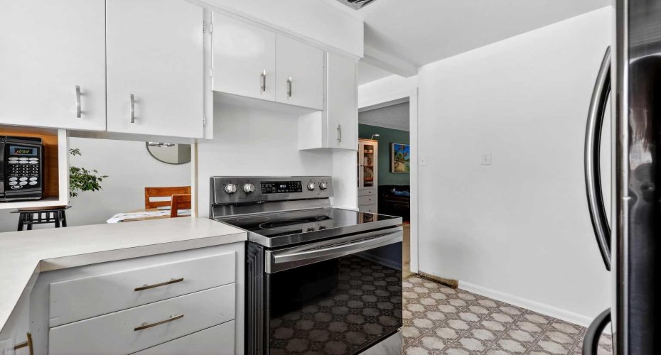 33 Warwick Drive, Calgary, Alberta T3C 2R5, 6 Bedrooms Bedrooms, ,3 BathroomsBathrooms,Residential,For Sale,Warwick,A2297421