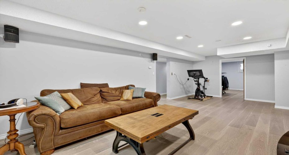 33 Warwick Drive, Calgary, Alberta T3C 2R5, 6 Bedrooms Bedrooms, ,3 BathroomsBathrooms,Residential,For Sale,Warwick,A2297421