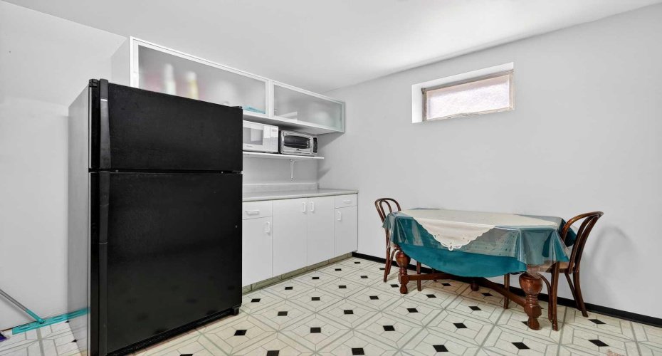 33 Warwick Drive, Calgary, Alberta T3C 2R5, 6 Bedrooms Bedrooms, ,3 BathroomsBathrooms,Residential,For Sale,Warwick,A2297421