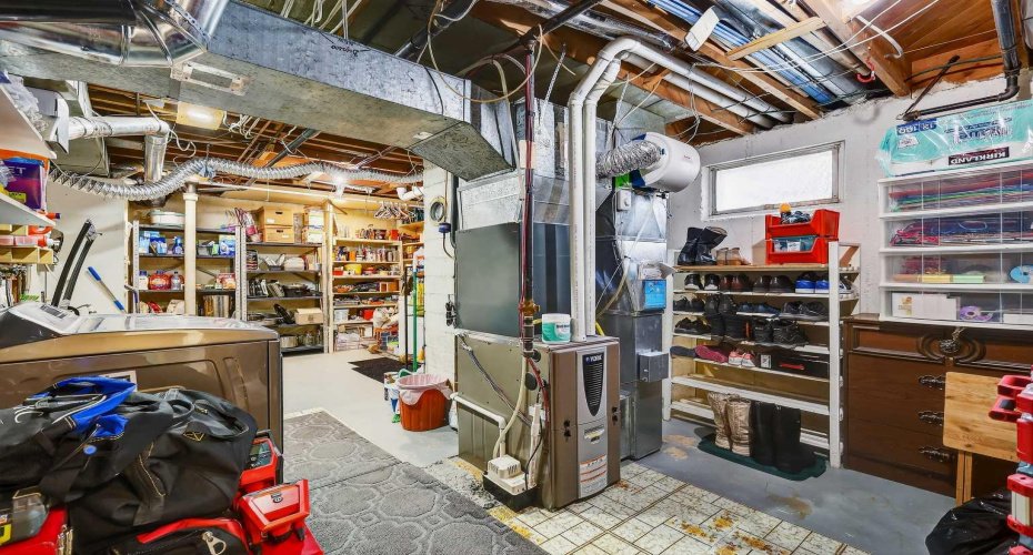 33 Warwick Drive, Calgary, Alberta T3C 2R5, 6 Bedrooms Bedrooms, ,3 BathroomsBathrooms,Residential,For Sale,Warwick,A2297421