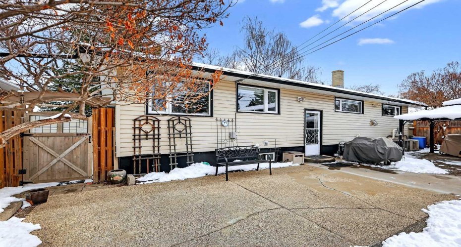 33 Warwick Drive, Calgary, Alberta T3C 2R5, 6 Bedrooms Bedrooms, ,3 BathroomsBathrooms,Residential,For Sale,Warwick,A2297421