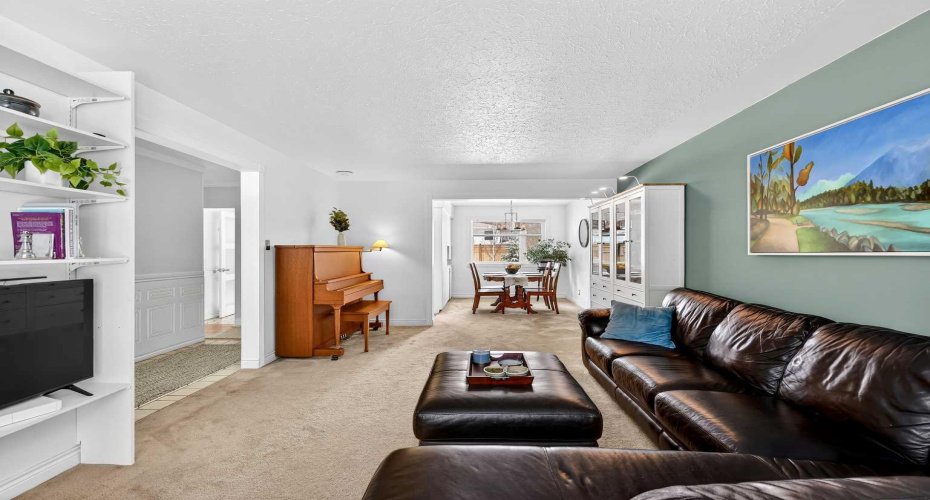 33 Warwick Drive, Calgary, Alberta T3C 2R5, 6 Bedrooms Bedrooms, ,3 BathroomsBathrooms,Residential,For Sale,Warwick,A2297421