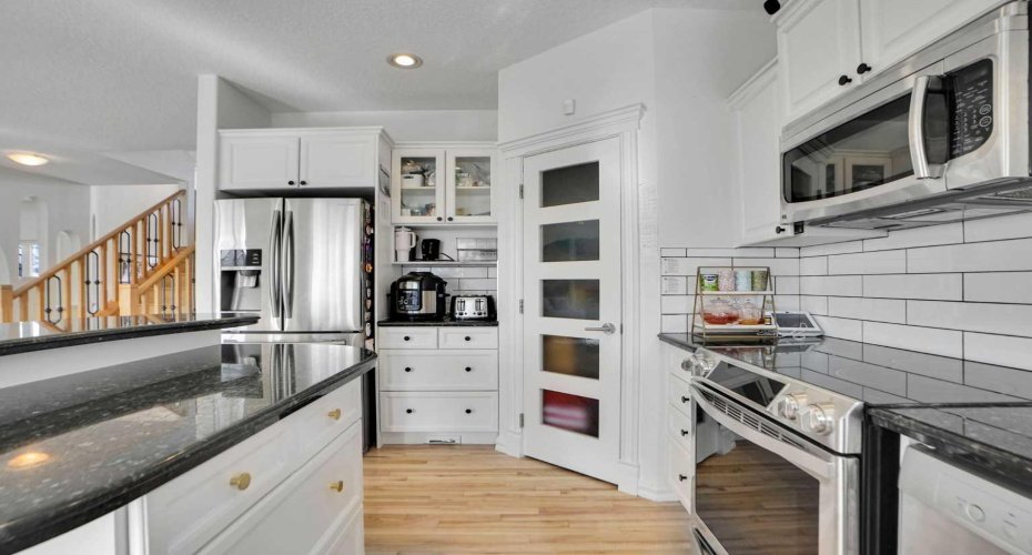 6 Strathridge Way, Calgary, Alberta T3H 3S3, 5 Bedrooms Bedrooms, ,4 BathroomsBathrooms,Residential,For Sale,Strathridge,A2298508