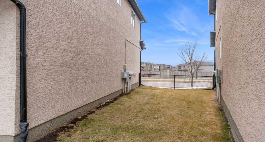 9 Cimarron Vista Gardens, Okotoks, Alberta T1s0G2, 3 Bedrooms Bedrooms, ,3 BathroomsBathrooms,Residential,For Sale,Cimarron Vista,A2299737