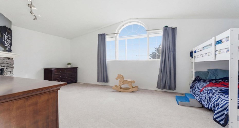 bonus room/bedroom/playroom