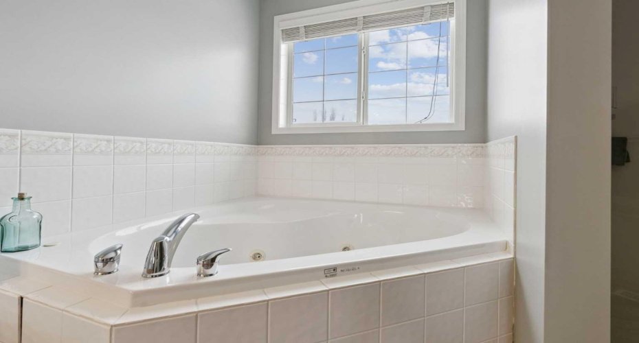 115 Cove Crescent, Chestermere, Alberta T1X 1J5, 4 Bedrooms Bedrooms, ,4 BathroomsBathrooms,Residential,For Sale,Cove,A2299320