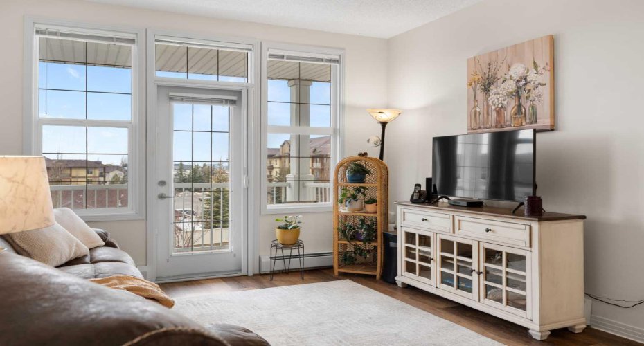 1 Crystal Green Lane, Okotoks, Alberta T1S 0C5, 2 Bedrooms Bedrooms, ,2 BathroomsBathrooms,Residential,For Sale,Crystal Green,A2298988