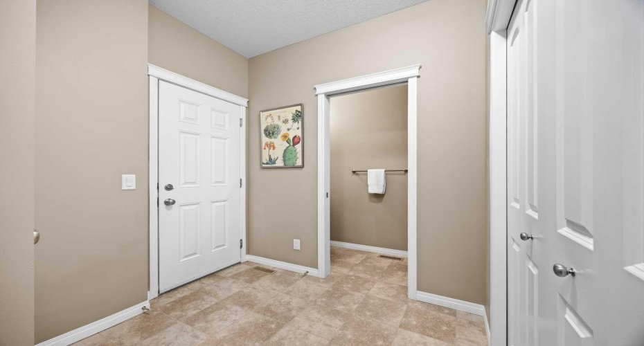 211 Mountainview Drive, Okotoks, Alberta T1S 0L6, 3 Bedrooms Bedrooms, ,4 BathroomsBathrooms,Residential,For Sale,Mountainview,A2300345