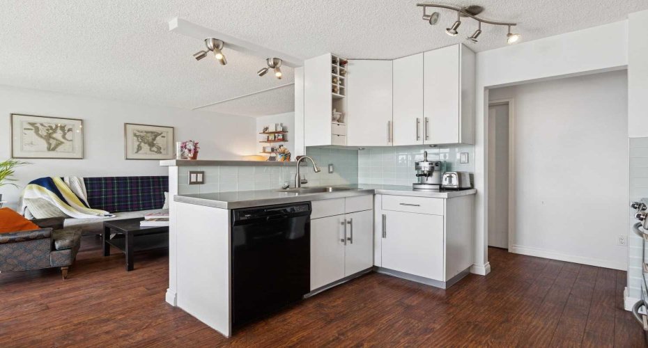 523 15 Avenue, Calgary, Alberta T2R 0R3, 2 Bedrooms Bedrooms, ,1 BathroomBathrooms,Residential,For Sale,15,A2297203