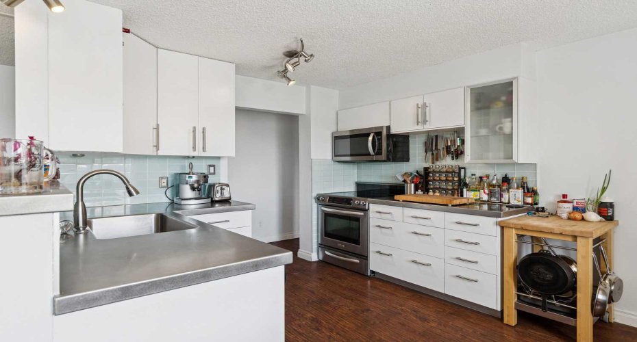 523 15 Avenue, Calgary, Alberta T2R 0R3, 2 Bedrooms Bedrooms, ,1 BathroomBathrooms,Residential,For Sale,15,A2297203