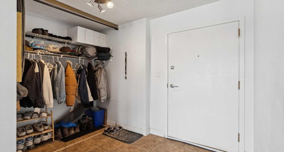 Spacious foyer welcomes you into this spacious 800+ sq ft 2 bed unit
