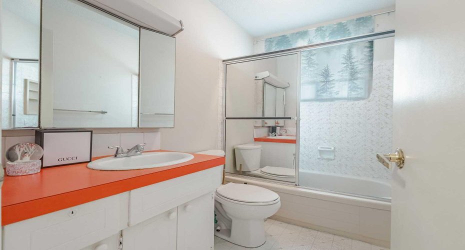 214 Huntington Close, Calgary, Alberta T2K 5B2, 5 Bedrooms Bedrooms, ,3 BathroomsBathrooms,Residential,For Sale,Huntington,A2299935