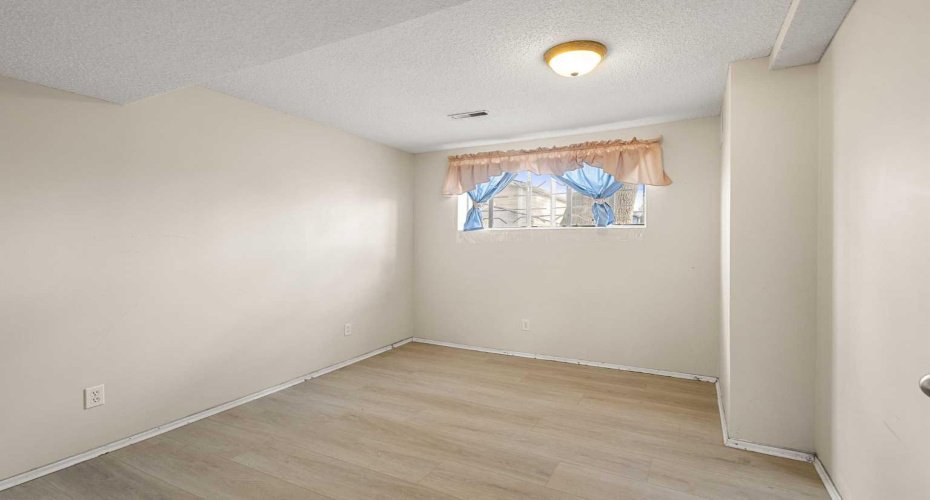 214 Huntington Close, Calgary, Alberta T2K 5B2, 5 Bedrooms Bedrooms, ,3 BathroomsBathrooms,Residential,For Sale,Huntington,A2299935