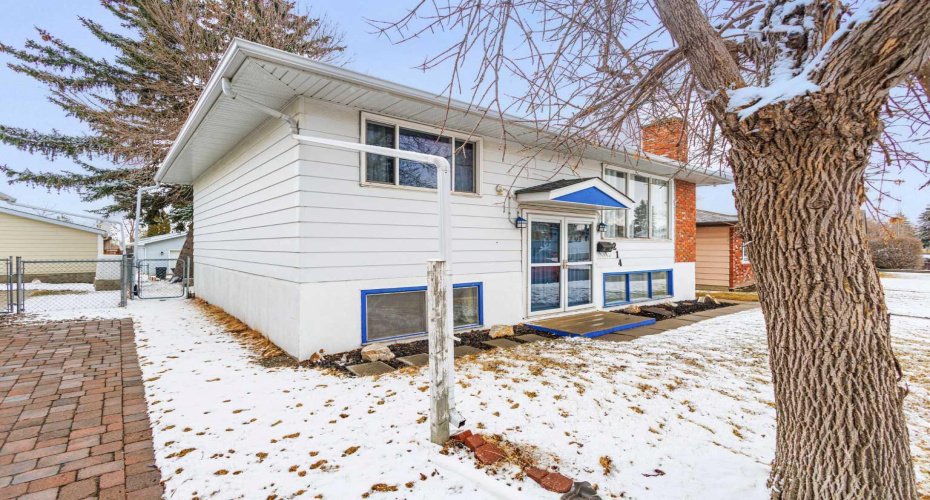 214 Huntington Close, Calgary, Alberta T2K 5B2, 5 Bedrooms Bedrooms, ,3 BathroomsBathrooms,Residential,For Sale,Huntington,A2299935