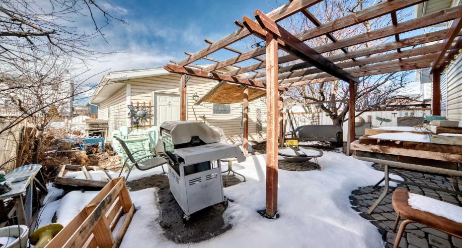 243 Erin Meadow Close, Calgary, Alberta T2B 3E6, 4 Bedrooms Bedrooms, ,2 BathroomsBathrooms,Residential,For Sale,Erin Meadow,A2300135