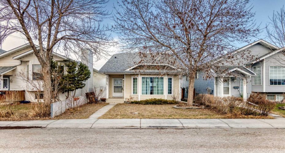 243 Erin Meadow Close, Calgary, Alberta T2B 3E6, 4 Bedrooms Bedrooms, ,2 BathroomsBathrooms,Residential,For Sale,Erin Meadow,A2300135