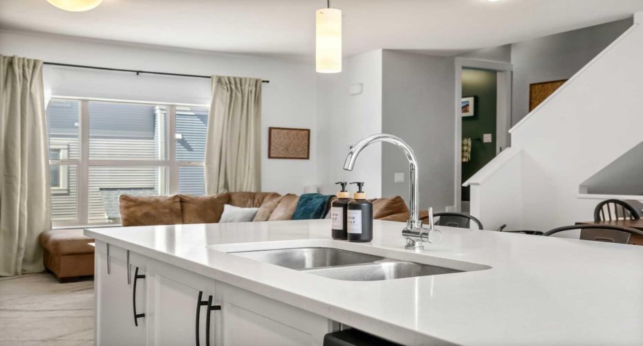 32 Horseshoe Crescent, Cochrane, Alberta T4C 2P4, 3 Bedrooms Bedrooms, ,3 BathroomsBathrooms,Residential,For Sale,Horseshoe,A2300233