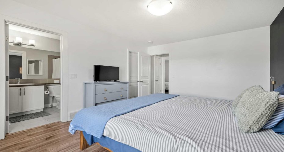 32 Horseshoe Crescent, Cochrane, Alberta T4C 2P4, 3 Bedrooms Bedrooms, ,3 BathroomsBathrooms,Residential,For Sale,Horseshoe,A2300233