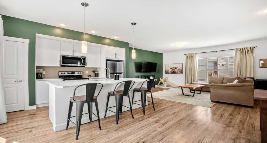 32 Horseshoe Crescent, Cochrane, Alberta T4C 2P4, 3 Bedrooms Bedrooms, ,3 BathroomsBathrooms,Residential,For Sale,Horseshoe,A2300233