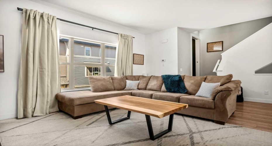 32 Horseshoe Crescent, Cochrane, Alberta T4C 2P4, 3 Bedrooms Bedrooms, ,3 BathroomsBathrooms,Residential,For Sale,Horseshoe,A2300233