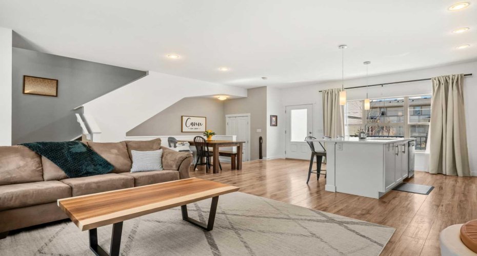 32 Horseshoe Crescent, Cochrane, Alberta T4C 2P4, 3 Bedrooms Bedrooms, ,3 BathroomsBathrooms,Residential,For Sale,Horseshoe,A2300233