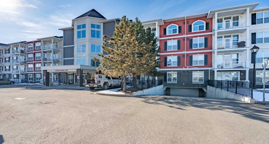 1 Crystal Green Lane, Okotoks, Alberta T1S 0C5, 2 Bedrooms Bedrooms, ,2 BathroomsBathrooms,Residential,For Sale,Crystal Green,A2300391