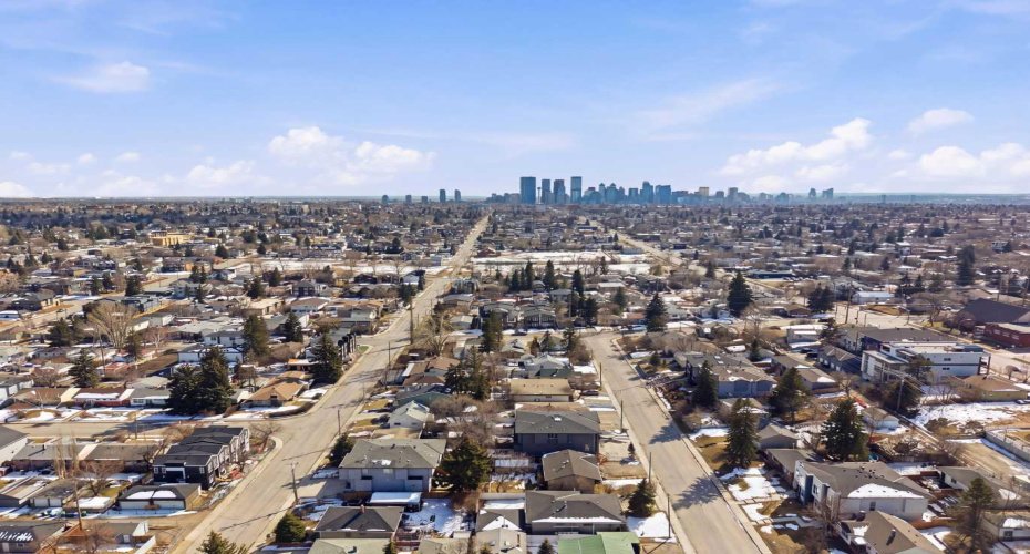 134 32 Avenue, Calgary, Alberta T2E 2G5, 2 Bedrooms Bedrooms, ,2 BathroomsBathrooms,Residential,For Sale,32,A2300693