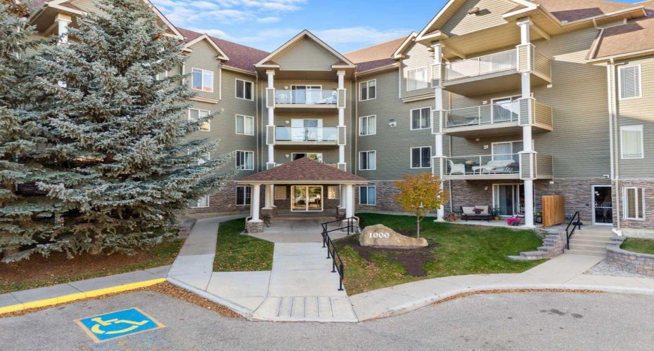 1208 Millrise Point, Calgary, Alberta T2Y 3W4, 4 Bedrooms Bedrooms, ,3 BathroomsBathrooms,Residential,For Sale,Millrise,A2300748