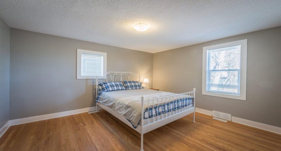206 15 Avenue, Calgary, Alberta T2E 1G9, 2 Bedrooms Bedrooms, ,2 BathroomsBathrooms,Residential,For Sale,15,A2300808