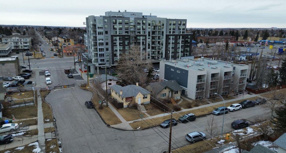 206 15 Avenue, Calgary, Alberta T2E 1G9, 2 Bedrooms Bedrooms, ,2 BathroomsBathrooms,Residential,For Sale,15,A2300808