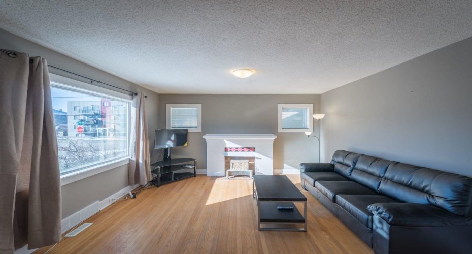 206 15 Avenue, Calgary, Alberta T2E 1G9, 2 Bedrooms Bedrooms, ,2 BathroomsBathrooms,Residential,For Sale,15,A2300808