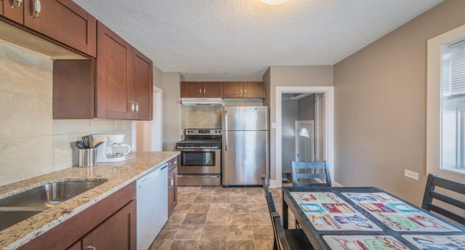 206 15 Avenue, Calgary, Alberta T2E 1G9, 2 Bedrooms Bedrooms, ,2 BathroomsBathrooms,Residential,For Sale,15,A2300808