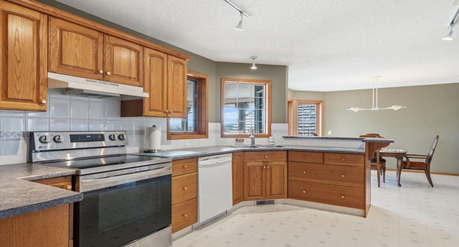 48 Headlands Close, Cochrane, Alberta T4C 1M3, 4 Bedrooms Bedrooms, ,3 BathroomsBathrooms,Residential,For Sale,Headlands,A2301386