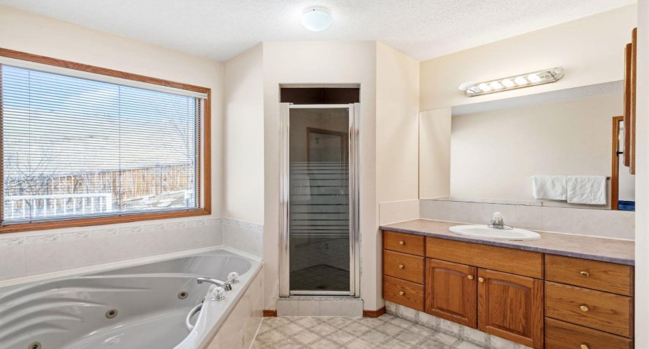 48 Headlands Close, Cochrane, Alberta T4C 1M3, 4 Bedrooms Bedrooms, ,3 BathroomsBathrooms,Residential,For Sale,Headlands,A2301386