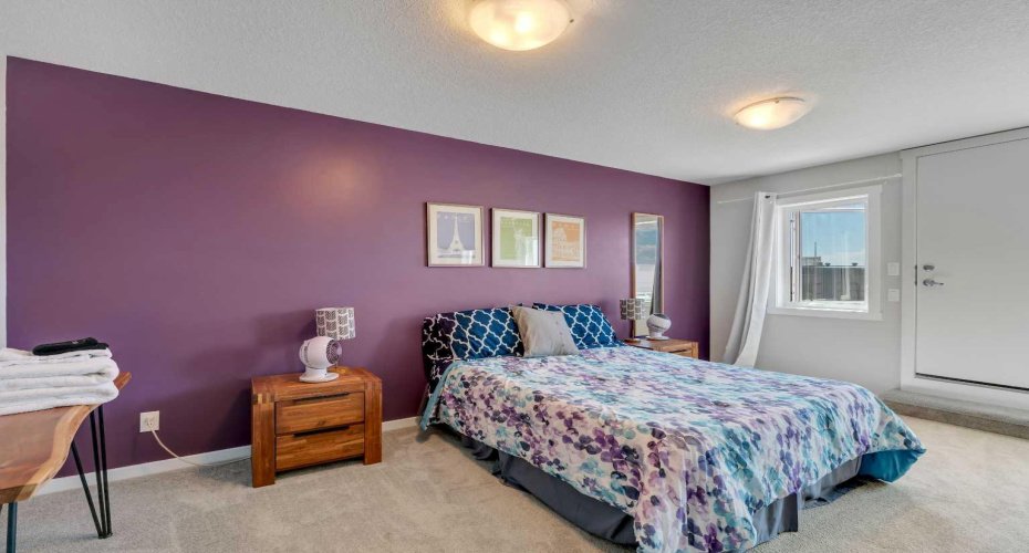 upper floor bedroom OR bonus room