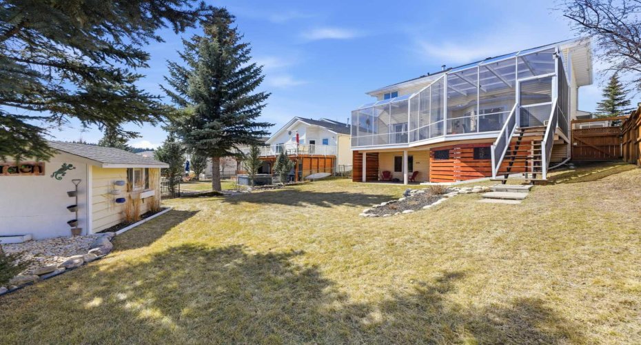 Expansive property lot with privacy and room for the whole family.