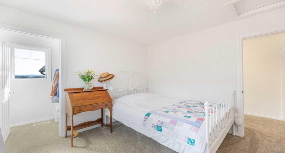 204 Paint Horse Drive, Cochrane, Alberta T4C0X1, 3 Bedrooms Bedrooms, ,4 BathroomsBathrooms,Residential,For Sale,Paint Horse,A2302002