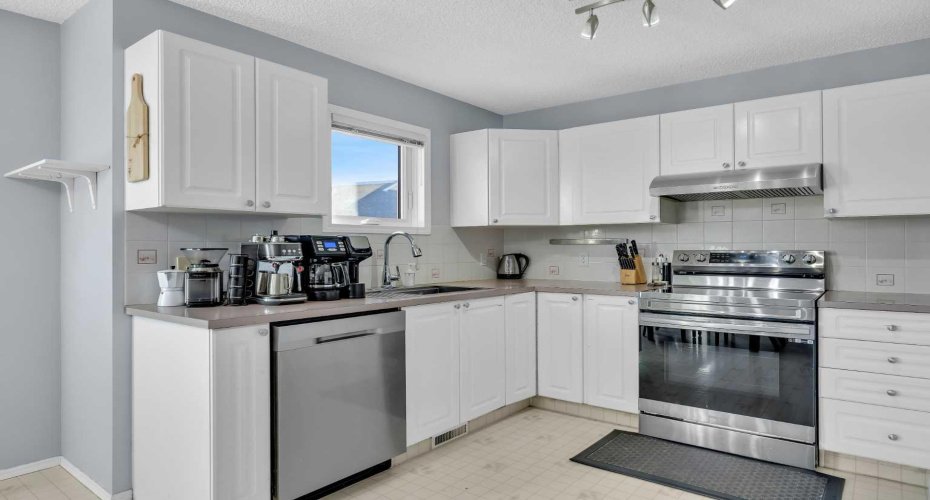 7 Westland Road, Okotoks, Alberta T1S1Z1, 3 Bedrooms Bedrooms, ,3 BathroomsBathrooms,Residential,For Sale,Westland,A2302052