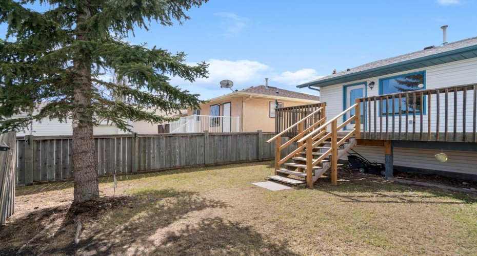 8 West Aarsby Road, Cochrane, Alberta T4C1M4, 3 Bedrooms Bedrooms, ,2 BathroomsBathrooms,Residential,For Sale,West Aarsby,A2301923