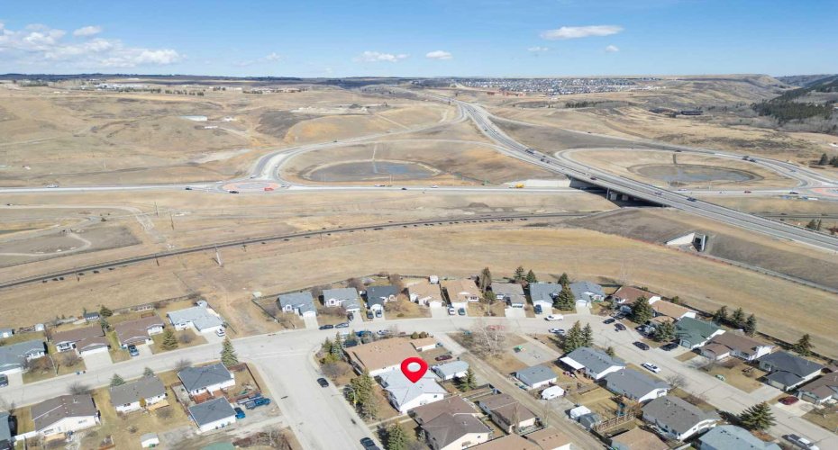 8 West Aarsby Road, Cochrane, Alberta T4C1M4, 3 Bedrooms Bedrooms, ,2 BathroomsBathrooms,Residential,For Sale,West Aarsby,A2301923