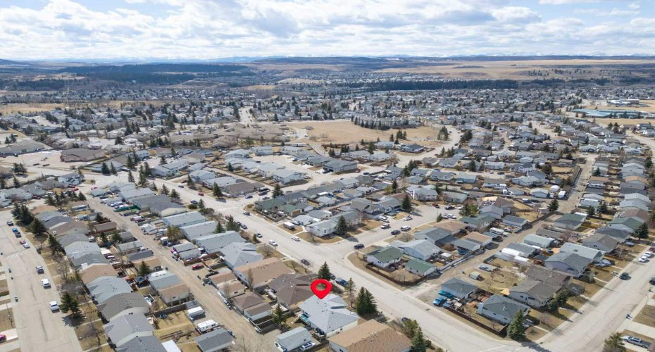 8 West Aarsby Road, Cochrane, Alberta T4C1M4, 3 Bedrooms Bedrooms, ,2 BathroomsBathrooms,Residential,For Sale,West Aarsby,A2301923